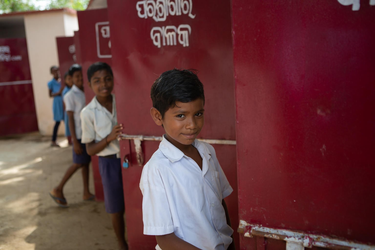 小学校のトイレを使う子どもたち（インド）