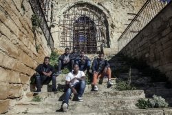 シチリア島の廃墟となった教会に集うオマールさん(2列目右・17歳)と移民の男の子たち。 (2018年12月撮影)