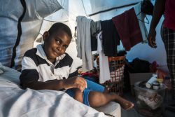 アンティグア・バーブーダでハリケーン「イルマ」の被害を受け、母親とテントで暮らす5歳の男の子。(2019年11月6日撮影)