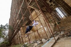 リビア東部ベンガジのカトリック大聖堂で、父親手作りのブランコで遊ぶ11歳のアイシャちゃん。(2018年3月撮影) ※本文との直接の関係はありません