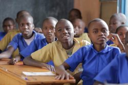 ユニセフが支援する補習クラスの授業を受けるルワンダの子どもたち。(2019年3月撮影)