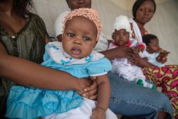 コンゴ民主共和国・ムバンダカにある保健所で診療の順番を待つ赤ちゃん。ユニセフはパートナー団体と共に、肺炎をはじめとするワクチンで防ぐことのできる10種類の疾病に対する予防接種事業を進めている。(2018年11月撮影)