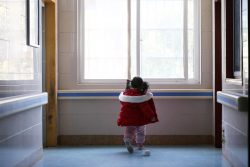 両親と祖父母が新型コロナウイルス感染で入院し、ひとり家に取り残された5歳のヤンヤンちゃん(仮名)。病院のスタッフとボランティアが彼女の面倒を見ている。(2020年2月17日撮影) 