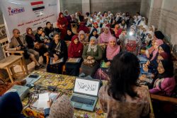 FGM根絶に向けた啓発活動を行うため、コミュニティーリーダーのトレーニングを受ける女の子と女性。(2019年12月撮影)