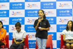 東ティモールのユニセフカフェで「私の声、私の権利」についてスピーチする12歳のネイドラさん。(2019年11月撮影)