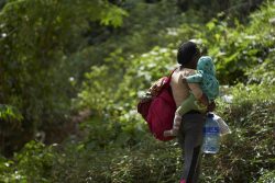 ダリエン地峡のジャングルを通り抜け、移民保護ステーション(ERM)に到着したシエラレオネ人の若い母親と赤ちゃん。(2020年2月6日撮影)