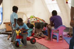 ERM内に設置されたユニセフの子どもに優しい空間で、移民の子どもと受け入れコミュニティの子どもが一緒に遊ぶ様子。(2020年2月6日撮影)