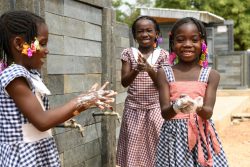 コートジボワールの学校で、石けんを使って丁寧に手を洗う子どもたち。(2020年1月22日撮影)