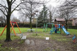 いつもは子どもで溢れるイタリアの公園も、封鎖された今は静まり返っている。(2020年3月14日撮影)