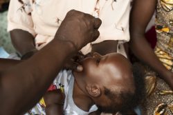 ジュバのNyakuronプライマリ・ヘルスケア・センターで、経口ポリオワクチン(OPV)を投与される生後4カ月のアミンちゃん。(南スーダン、2020年3月24日撮影)
