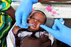 アビジャン郊外ゴンザーグヴィルの保健所で、体重測定と予防接種を受ける赤ちゃん。(コートジボワール、2019年4月1日撮影)