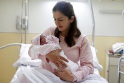 バルセロナの病院で生まれたばかりの娘を抱く母親。(スペイン、2019年1月1日撮影)