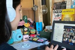 米国・ニューヨークで自宅から遠隔授業に参加する取り組む16歳のジュリアさん。(2020年3月11日撮影)