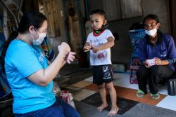 タイで各家庭に石けんと手指消毒液を配布するユニセフのスタッフ(2020年4月22日撮影)