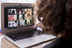 新型コロナの影響を受けて学校が休校になっているコスタリカで、初めてのオンライン授業を受けるテオくん(7歳) (2020年4月8日撮影)