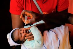 ポリオの予防接種を受ける赤ちゃん。(ガーナ、2020年2月6日撮影)