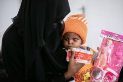 サヌアの病院で、すぐに食べられる栄養治療食(RUTF)を口にする1歳半のマゼンちゃん。(イエメン、2020年2月5日撮影)