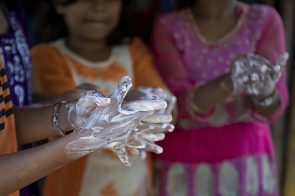コックスバザールにあるクトゥパロン難民キャンプで石けんを使い、手を洗うロヒンギャの子どもたち。（バングラデシュ）