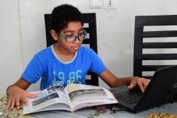 アビジャンの自宅でパソコンを使って勉強する10歳のノアくん。(コートジボワール、2020年4月4日撮影)
