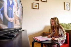 全国放送のテレビ教室プログラムを通じて自宅で勉強する7歳のカヤさん。(北マケドニア、2020年3月24日撮影)