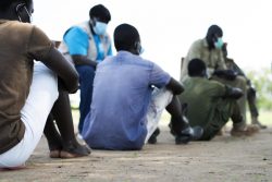 武装グループから解放された15-17歳の子どもの兵士。(南スーダン、2020年5月26日撮影)