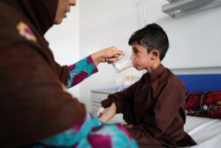 マザーリシャリーフの病院で治療用ミルクを飲む4歳の男の子。栄養不良に苦しみ、体重は10.5kgしかない。(2019年8月撮影)