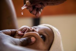 ポリオの予防接種を受けるナジブちゃん。COVID-19のロックダウンが続く中、息子を守るために予防接種を受けさせにきたと母親は話す。(ウガンダ、2020年4月撮影)