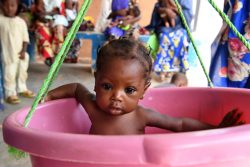 マラディの保健センターで体重測定を受ける女の子。(ニジェール、2019年5月撮影)