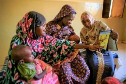 エル・ファーシルの栄養不良の子どもたちのためのセンターで、母乳育児や栄養ある食事、保健衛生の大切さについて、カウンセラーから話を聞く重度の栄養不良の子どもを持つ母親たち。(スーダン、2019年11月撮影)
