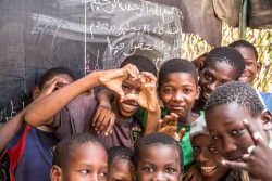 首都ヌアクショットでカメラに笑顔を見せる男の子たち。(モーリタニア、2020年7月15日撮影)