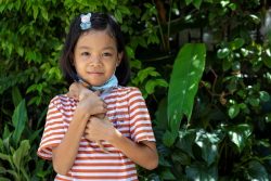 将来は先生になりたいと話す10歳のチョンプーさん。母親は入院中で医療費を賄うために、祖母が毎朝6時から路上で食べ物を売って生活を支えている。(タイ、2020年8月10日撮影)