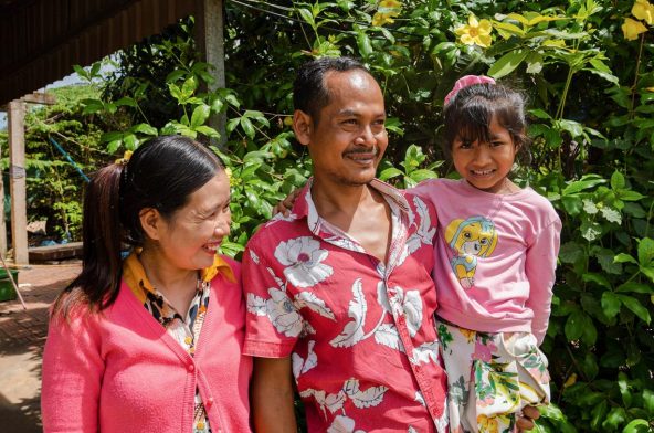 ムット・クレムさん（38歳）、ポー・シェムレイさん（35歳）、娘のクレムちゃん。