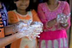 コックスバザールのロヒンギャ難民キャンプで手を洗う子どもたち。石けんを使って正しく手を洗うことは感染予防策のひとつです。(バングラデシュ、2020年3月撮影)