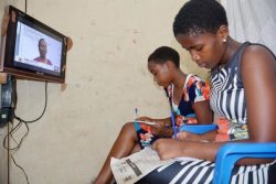 COVID-19による休校のため、自宅で勉強する姉妹。姉妹はコンゴ民主共和国から逃れてきた難民で医者になる夢を持っている。(ウガンダ、2020年8月6日撮影)