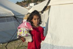 レスボス島に新しく設置された仮設施設で、人形で遊ぶ6歳のマリバさん。(2020年9月18日撮影)