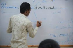 英語の授業をする教師。