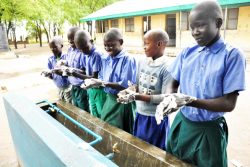 西ナイル地方のアジュマニ県にある小学校で、日本政府の支援を受けてユニセフが設置した水道で手を洗う子どもたち。 (ウガンダ、2020年3月撮影)