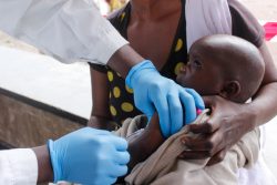 ユニセフの支援を受けゴマで行われたキャンペーンで、はしかの予防接種を受ける生後10カ月のエメちゃん。(コンゴ民主共和国、2020年4月撮影)