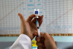 ヘラートの保健センターでは、ユニセフの支援で定期予防接種が行われている。(アフガニスタン、10月15日撮影)