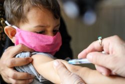 首都カブールの小児科病院ではしかの予防接種を受ける2歳のムバシャーちゃん。(アフガニスタン、2020年9月撮影)