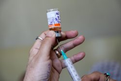 首都カブールの小児科病院で、はしかの予防接種の準備をする様子。(アフガニスタン、2020年9月撮影)