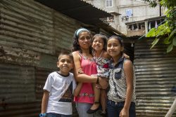 ユニセフと世界銀行の支援でグアテマラ政府が行う現金給付支援を受ける家族。 (グアテマラ、2020年9月撮影)