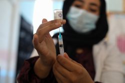 ヘラート州の保健施設で、子どもたちへの定期予防接種の準備をする様子。(アフガニスタン、2020年10月撮影)