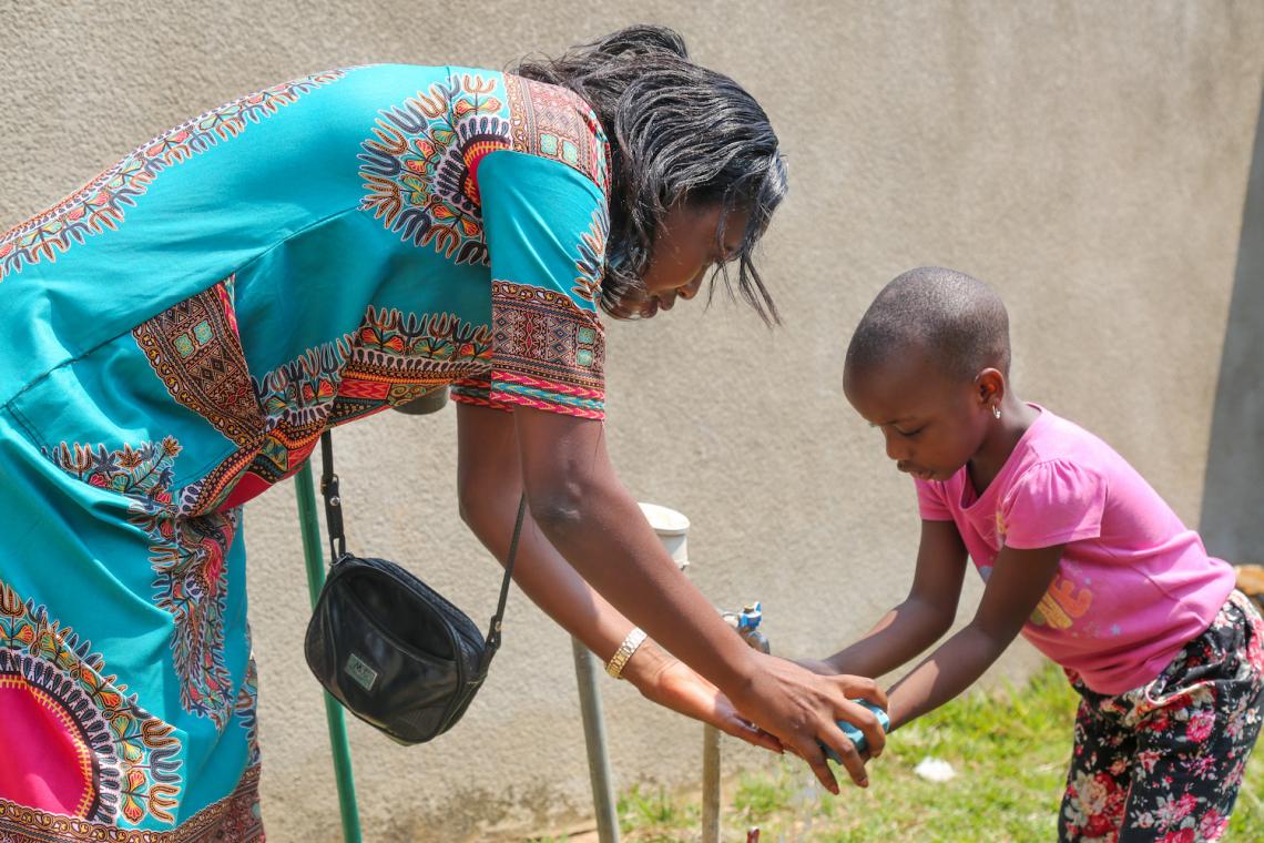 青い石けんで手を洗う、母親のセシルさんと娘のマエバちゃん。