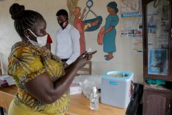 ユニセフが支援するジュバのプライマリ・ヘルスケア・センターで、予防接種に使用するワクチンを保冷箱から取り出す看護師。(南スーダン、2020年10月撮影)