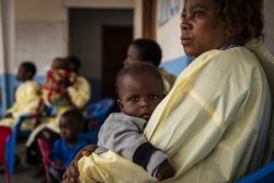 母親がエボラ出血熱の治療を受けている間、マンジナにあるユニセフが支援する保育所で世話してもらう赤ちゃん。(コンゴ民主共和国、2020年1月撮影)