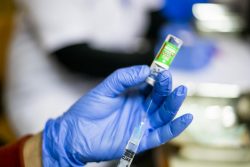 ニューデリーで新型コロナウイルス感染症(COVID-19)の予防接種の準備をする看護師。(インド、2021年1月16日撮影)