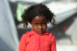 暴力から逃れ、スーダンの難民キャンプにたどり着いた女の子。(2020年11月撮影)