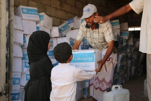 支援物資を受けとる子どもたち（イエメン、2020年4月19日）