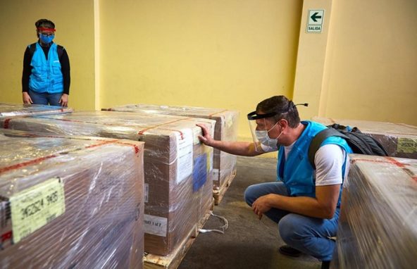 ペルーのリマにある政府の倉庫に届いた40台の酸素濃縮器を確認するユニセフのスタッフ（2020年7月7日）